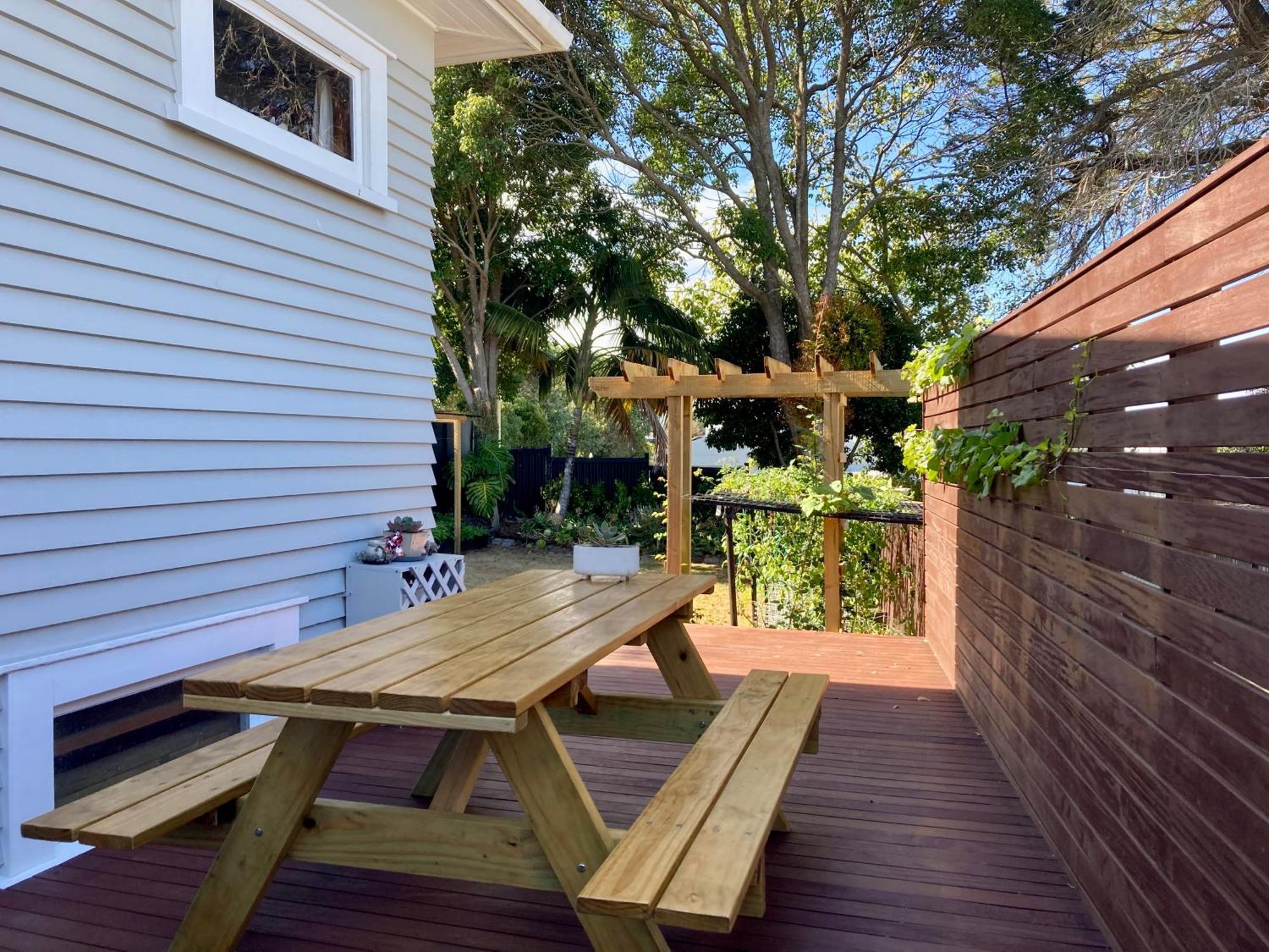 Spacious And Sunny Master Bedroom With Shared Bathrooms Auckland Exterior photo